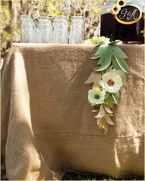 A simple and elegant paper flower garland lights up a summer party and A simple and elegant paper flower garland lights up a summer party and