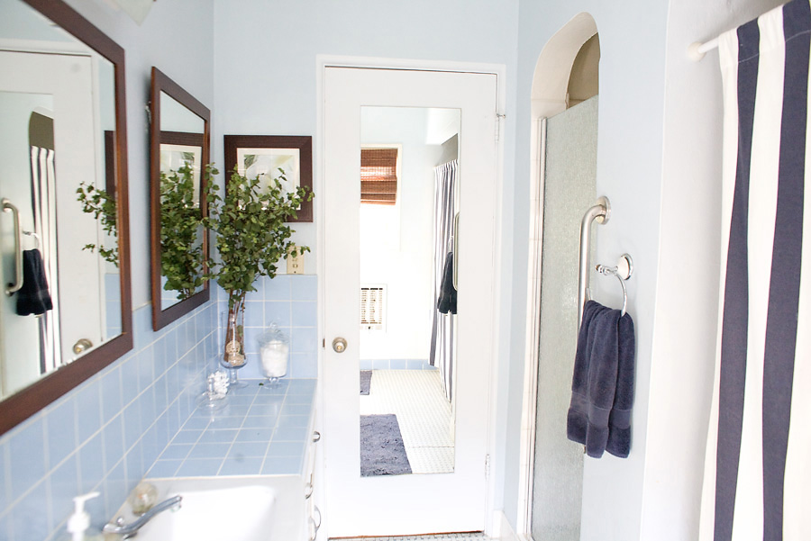 Home Tour: Older Bathroom | PepperDesignBlog.com