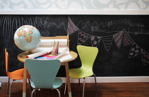 Hallway Art Table, Chalkboard Wall & Painter's Tape Wallpaper | PepperDesignBlog.com