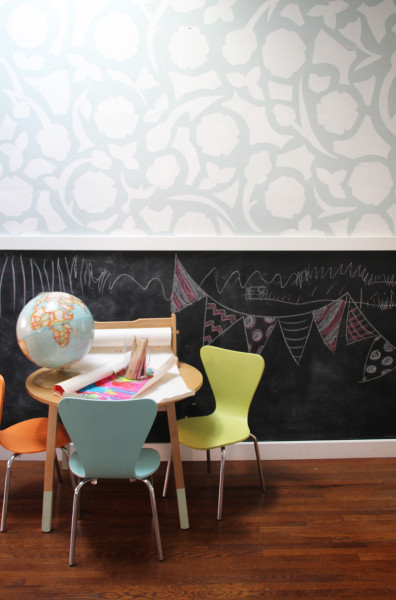 Hallway Art Table, Chalkboard Wall & Painter's Tape Wallpaper | PepperDesignBlog.com