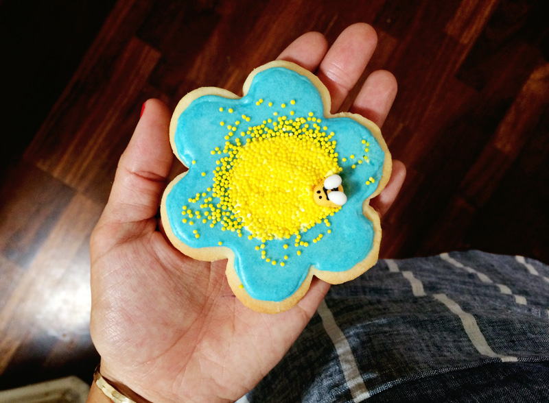 Good Eats: Flower & Bumblebee Sugar Cookies with Royal Icing | PepperDesignBlog.com