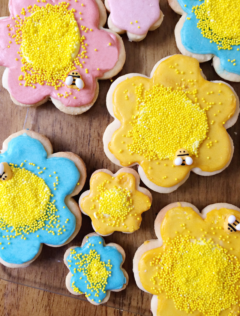 Good Eats: Flower & Bumblebee Sugar Cookies with Royal Icing | PepperDesignBlog.com