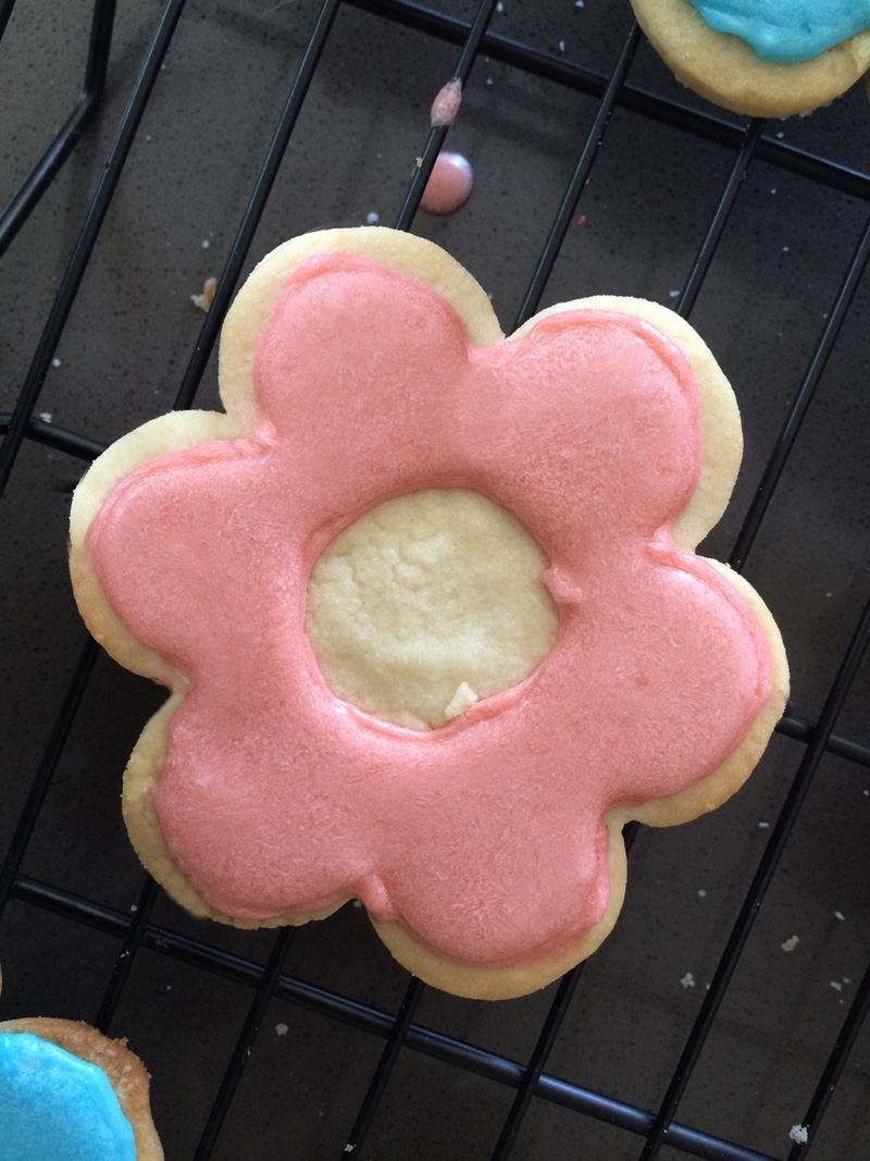 Good Eats: Flower & Bumblebee Sugar Cookies with Royal Icing | PepperDesignBlog.com