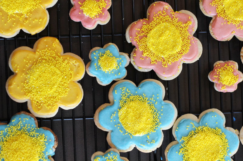 Good Eats: Flower & Bumblebee Sugar Cookies with Royal Icing | PepperDesignBlog.com