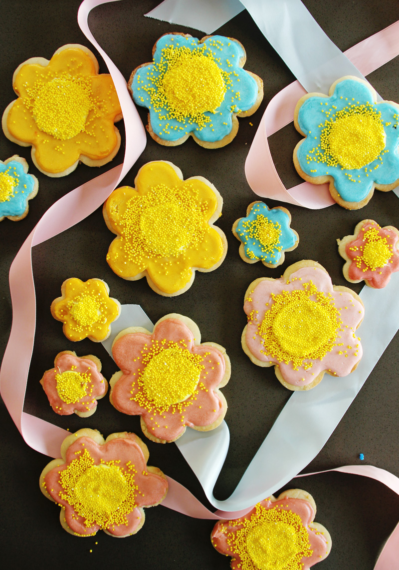 Good Eats: Flower & Bumblebee Sugar Cookies with Royal Icing | PepperDesignBlog.com