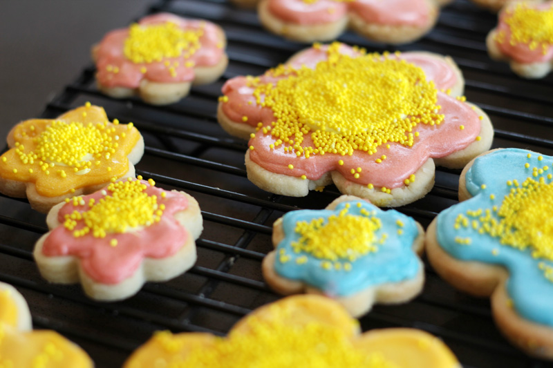 Good Eats: Flower & Bumblebee Sugar Cookies with Royal Icing | PepperDesignBlog.com