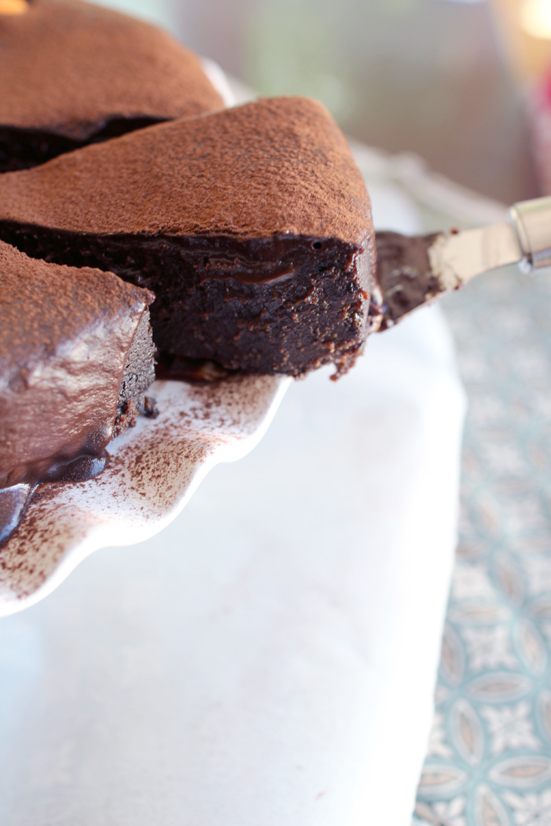 4 Ingredient Flourless & Gooey (& Gluten Free) Chocolate Cake | PepperDesignBlog.com