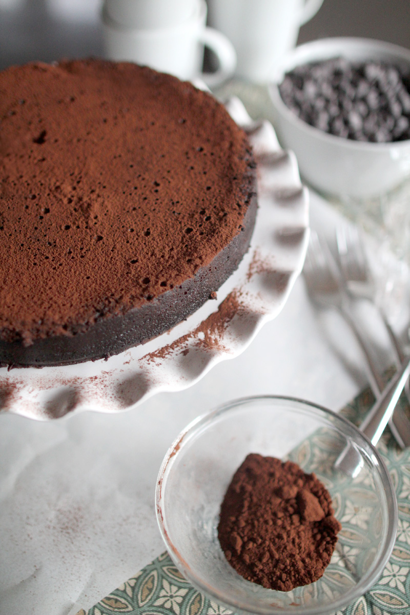 4 Ingredient Flourless & Gooey Chocolate Cake | PepperDesignBlog.com