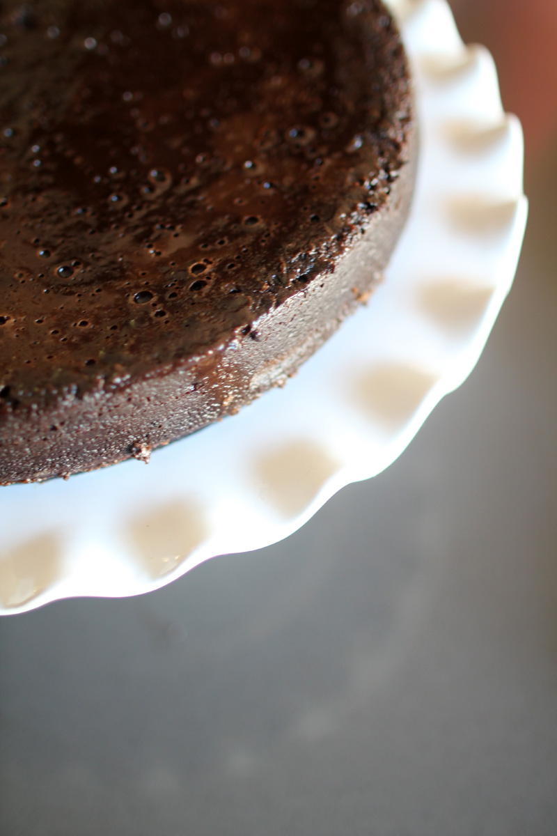 4 Ingredient Flourless & Gooey Chocolate Cake | PepperDesignBlog.com