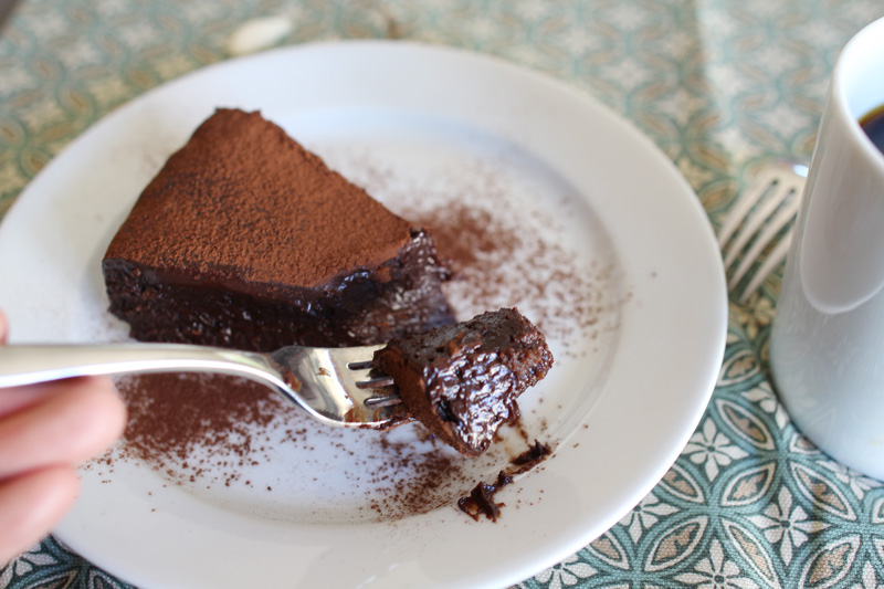 4 Ingredient Flourless & Gooey Chocolate Cake | PepperDesignBlog.com