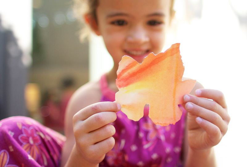 Kid's Thanksgiving Project Idea: Fall Leaves Milk Art & Place Cards | PepperDesignBlog.com