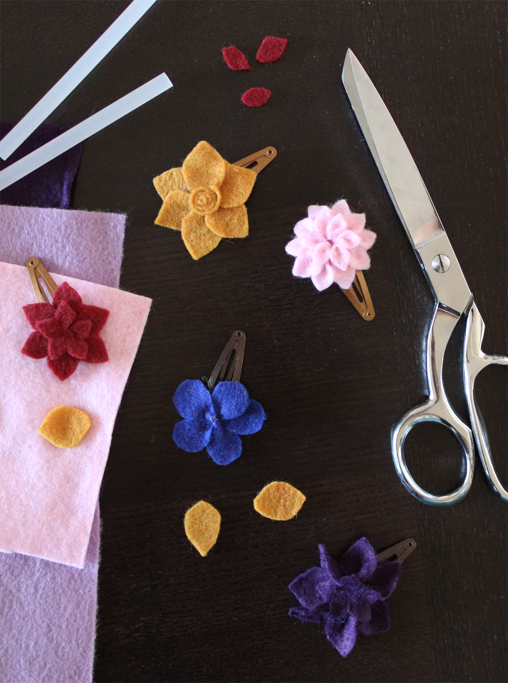 DIY Felt Flower Hair Clip Tutorial | PepperDesignBlog.com