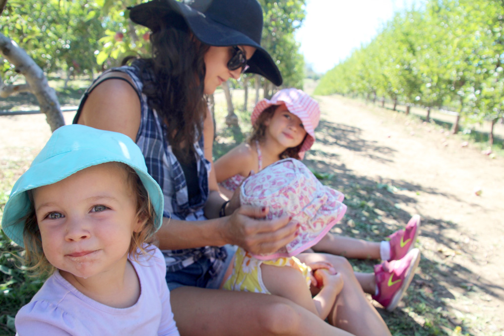 2015_julianapplepicking_momgirls_1000